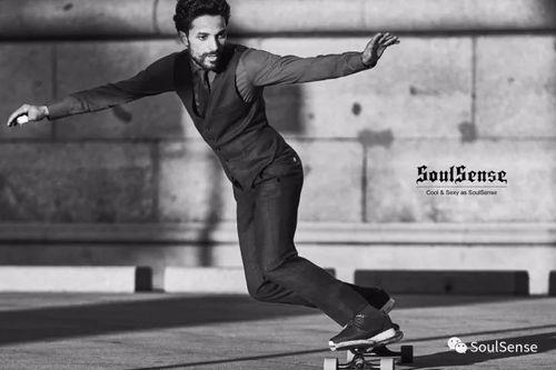 西服滑板视频 背景音乐,西服与滑板的跨界碰撞